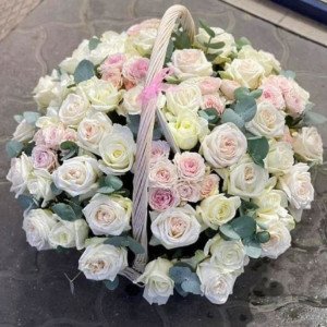 51 пионовидная роза в корзине