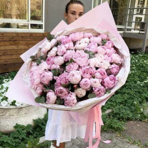Букет из 101 розового пиона с веточками эвкалипта в упаковке